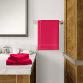Draps de bain par lot de 5 coton et bambou déposés dans une salle de bain Fuchsia