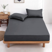 Drap housse percale anthracite installé sur le lit